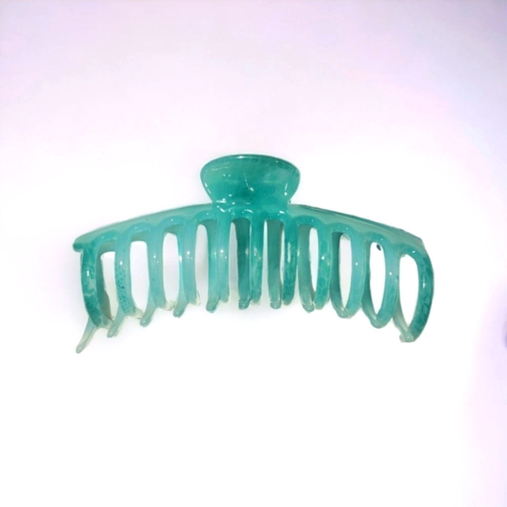 🩵 3/ $15 Boutique Claw Hair Clip